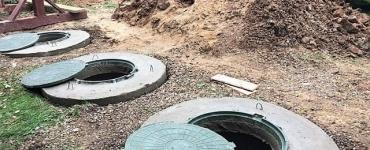 Канализация из бетонных колец своими руками – создаем комфорт в загородном доме Как закопать кольца под канализацию своими руками